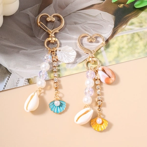 Porte-clés chic en nacre et perles avec strass et fermoir coeur doré pour sacs