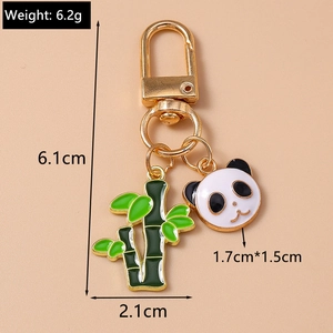 Détails du porte-clés panda et bambou avec crochet doré et dimensions du produit