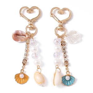 Porte-clés cœur doré orné de perles, de coquillages et de pampilles en strass colorés
