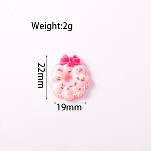 Breloque fleur rose en résine avec nœud montrant les dimensions 19 mm sur 22 mm