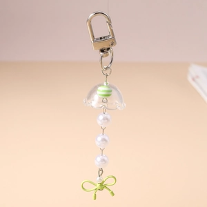 Gros plan détaillé d'un porte-clés perlé avec un pendentif nœud vert et des perles