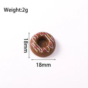 Détail d'un charm donut chocolat 18mm montrant les vermicelles et l'indication de 2g