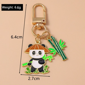Détail du porte-clés panda en métal avec pendentif bambou et dimensions précises