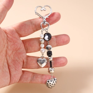 Détail du porte-clés à perles avec plaque LOVE YOU et pendentif coeur avec étoile
