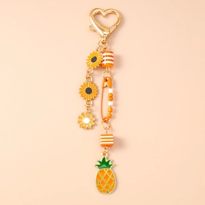 Detailansicht der Sonnenblume und Ananas Schlüsselanhänger mit goldenem Herzverschluss