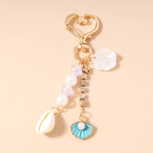 Détail d'un porte-clés thème marin avec perles, coquillages et chaîne en strass