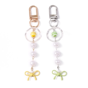 Détail du porte-clés avec nœud en strass, perles d'imitation et perles à rayures