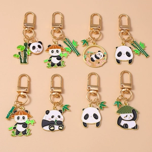 Huit porte-clés panda uniques en émail avec alliage doré et couleurs éclatantes