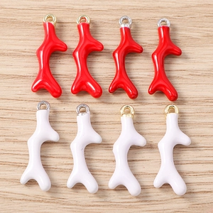 Detailweergave van rode en witte koraaltak hangers voor DIY sieraden maken