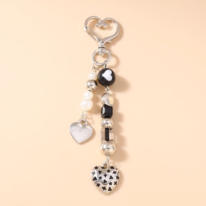 Détail du porte-clés perlé avec fermoir cœur et pendentif cœur gravé LOVE YOU