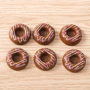 Détails macro de beignets en résine chocolat avec rayures de crème pour bricolage