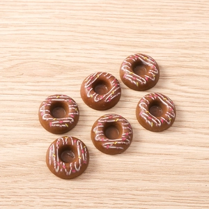 Détail de beignets en résine chocolatée avec glaçage coloré pour travaux manuels