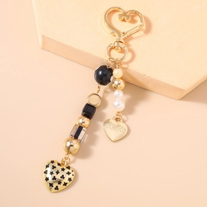 Détail du porte-clés à perles cœur avec breloque LOVE YOU et accents dorés