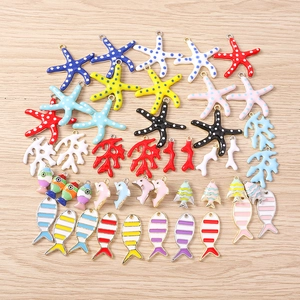 Geassorteerde emaille bedeltjes met oceaanthema zoals zeesterren voor doe-het-zelf sieraden