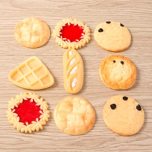 Platte macro-opname van diverse harsgebakjes en miniatuurkoekjes op een houten achtergrond