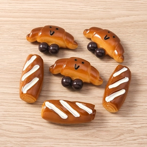 Gedetailleerd beeld van hars croissant en baguette miniaturen voor DIY accessoires