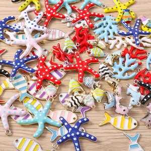 Macro-opname van kleurrijke emaille zeehangers zoals zeesterren, vissen en dolfijnen voor DIY