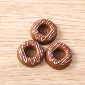 Trois breloques beignets en résine réalistes avec pépites colorées pour DIY et décor