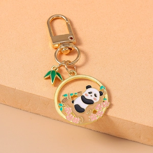 Détail du porte-clés panda doré avec breloque feuille de bambou et fermoir mousqueton