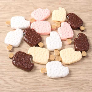 Detalle de cuatro dijes de resina de helado de chocolate para manualidades y fundas de móvil
