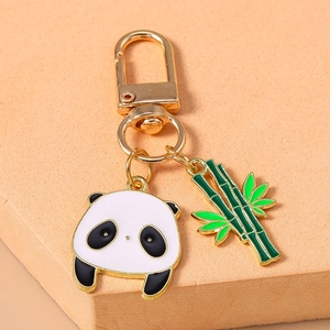 Détail du porte-clés panda doré avec breloque en bambou et fermoir à ressort