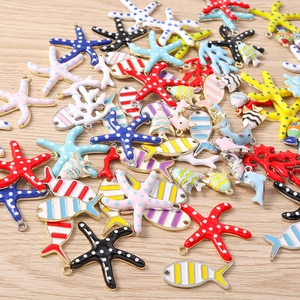 Kleurrijke bedeltjes in zeethema en zeestervorm voor DIY-sieraden en knutselen