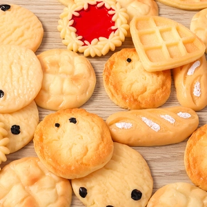 Bovenaanzicht van realistische kunsthars koekjes, wafels en taartjes met fijne textuur