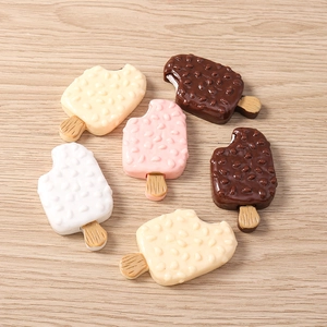 Detalle de dijes de resina de helado de chocolate para manualidades e imanes de refrigerador