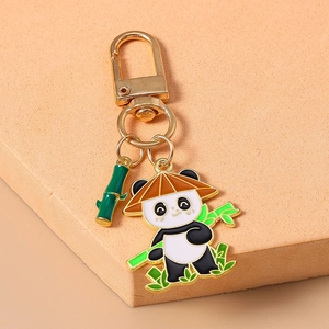 Détail d'un porte-clés panda avec breloque en bambou et finition émail doré