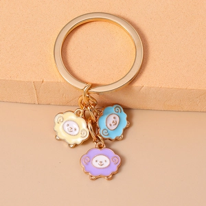 Porte-clés mignon mouton avec trois breloques en émail coloré et finition dorée