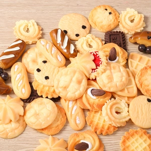 Macro-opname van realistische miniatuurwafels en croissants van hars voor DIY-decoratie