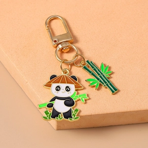 Détail d'un porte-clés panda en alliage doré avec pendentif bambou et émail vert