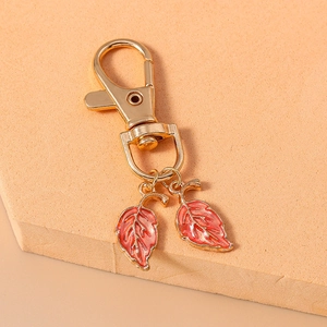 Détail du porte-clés feuille d'érable rouge avec alliage doré et fermoir homard