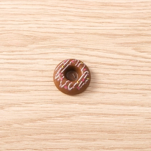 Vue détaillée d'un beignet miniature en résine chocolat pour accessoires de bricolage