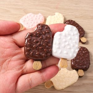 Primer plano de dijes de resina con forma de helado para manualidades DIY y fundas de móvil