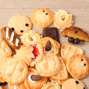 Macro-opname van diverse harscabochons in de vorm van koekjes en croissants voor DIY-werk