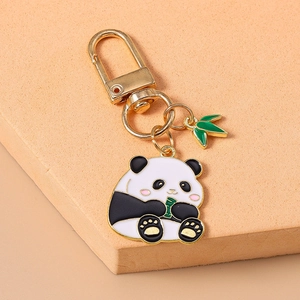 Détails du porte-clés émaillé panda géant avec un charmant pendentif en feuille de bambou