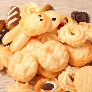 Gedetailleerde macro-opname van hars voedselminiaturen zoals wafels en donuts