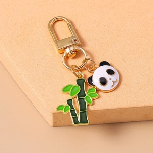 Détail d'un porte-clés panda en émail avec pendentif bambou et fermoir doré chic