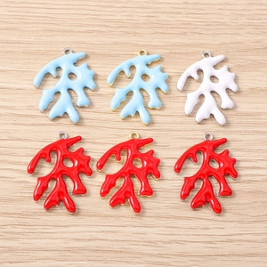 Detail van kleurrijke koraalhangers in blauw wit en rood voor DIY-sieradenaccessoires