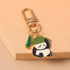 Détail du porte-clés panda mignon avec breloque bambou et crochet en métal doré