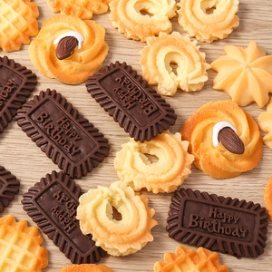 Detailopname van hars voedselmodellen inclusief wafels en Happy Birthday chocolade