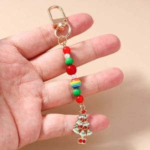 Détail d'un porte-clés sapin de Noël avec perles colorées et fermoir doré en métal