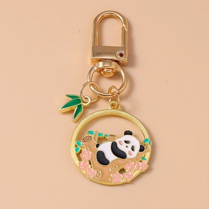 Détail d'un porte-clés panda avec pendentif en émail et feuille de bambou sur anneau doré