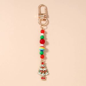 Détail du porte-clés sapin de Noël avec perles rouges et vertes et fermoir doré
