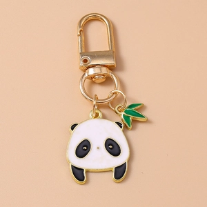 Détail du porte-clés panda avec breloque feuille de bambou verte et fermoir doré
