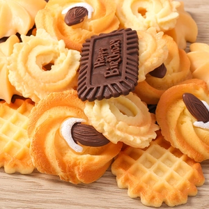 Close-up van realistische hars koekjes- en wafelbedeltjes voor DIY-knutselen en decoratie