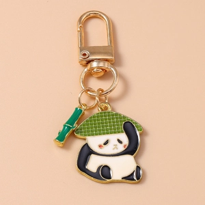 Détail du porte-clés panda avec pendentif bambou et finition en émail doré