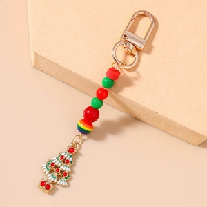Détail du pendentif sapin de Noël émaillé avec perles rouges et vertes et fermoir doré