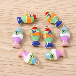 Set van kleurrijke gestreepte vis-hangers voor sieraden maken met emaille en metalen ringen